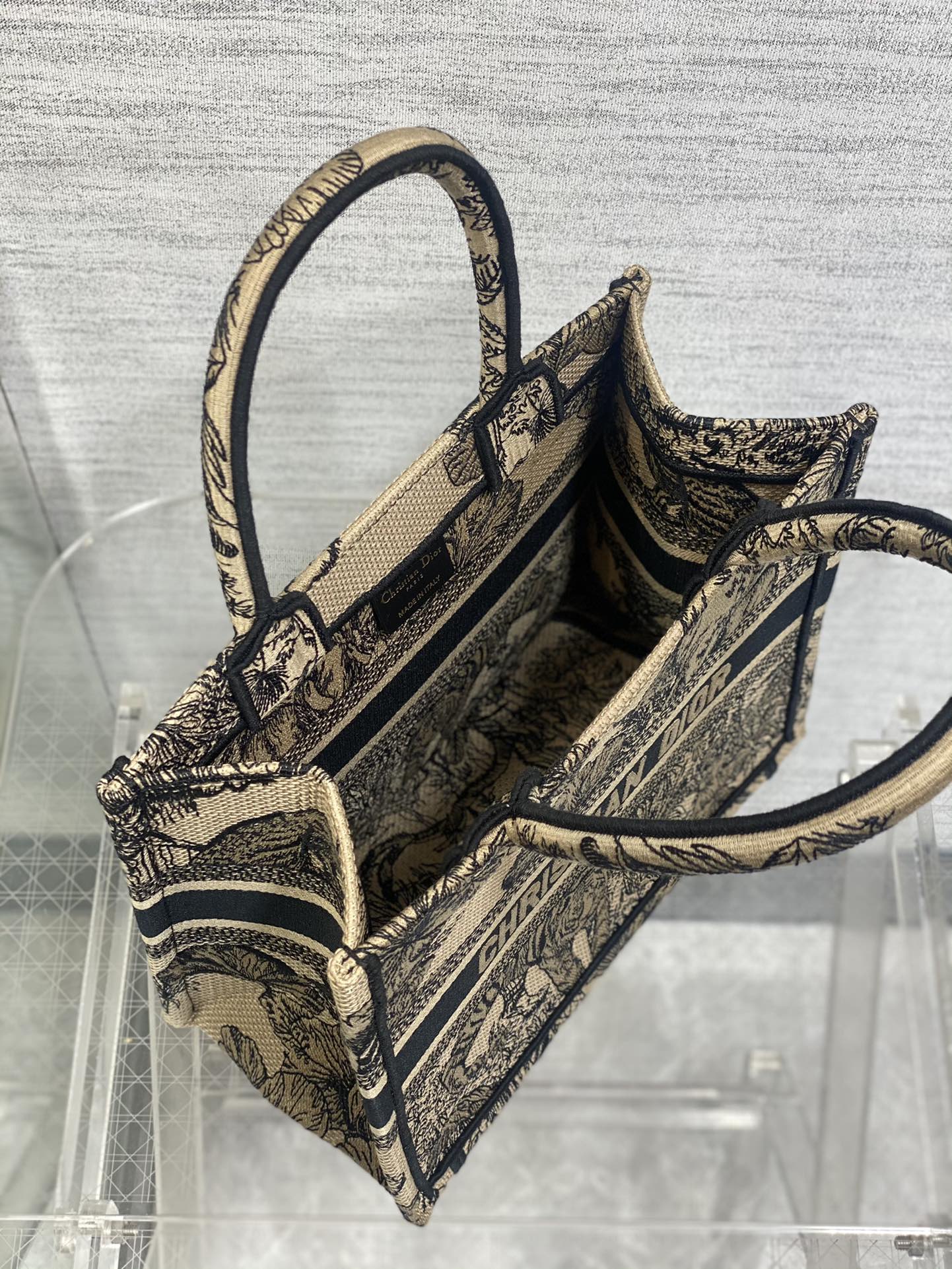 small D*or book tote