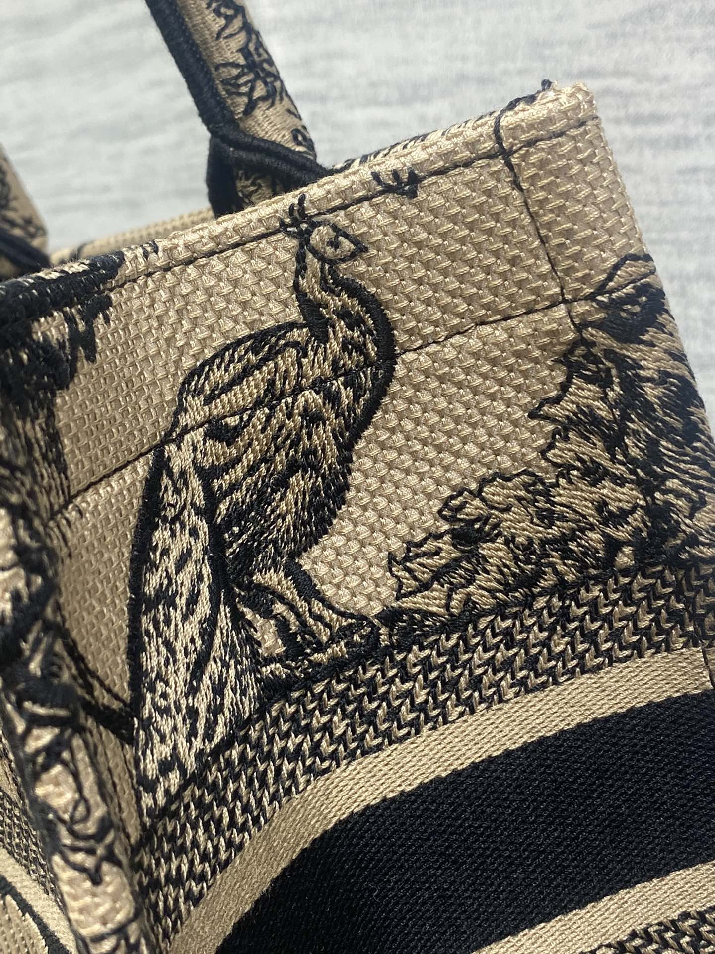 small D*or book tote
