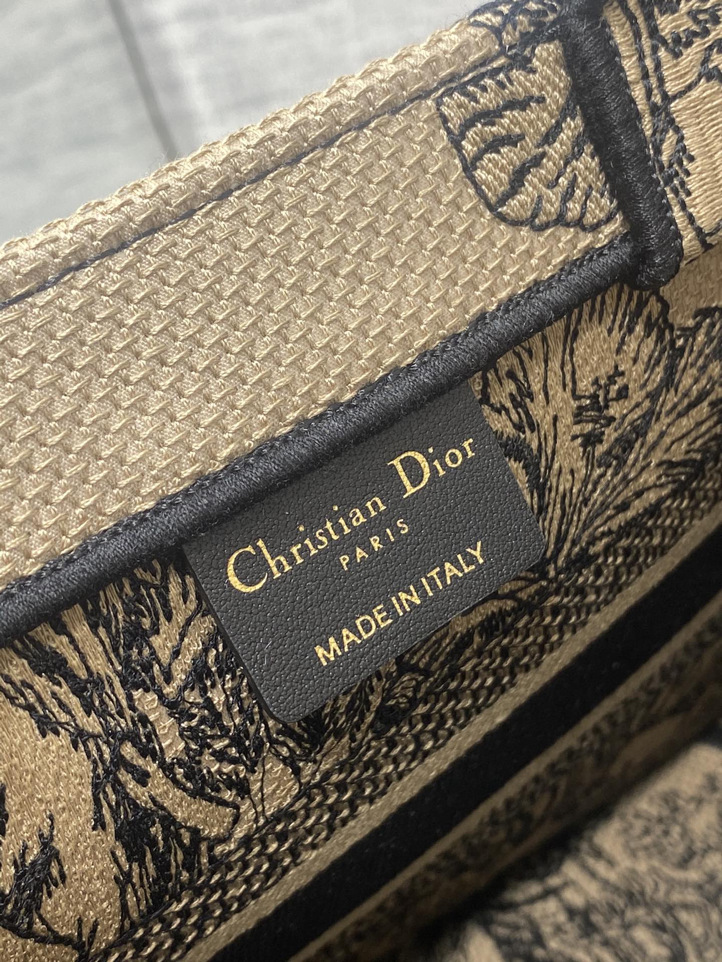 small D*or book tote