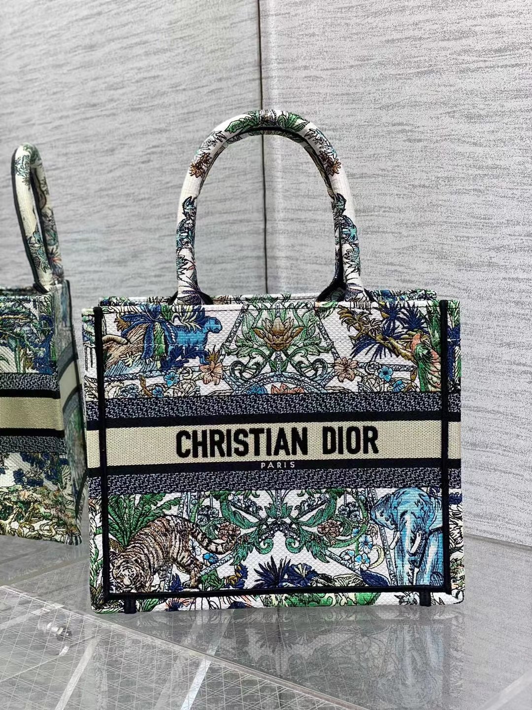 small D*or book tote