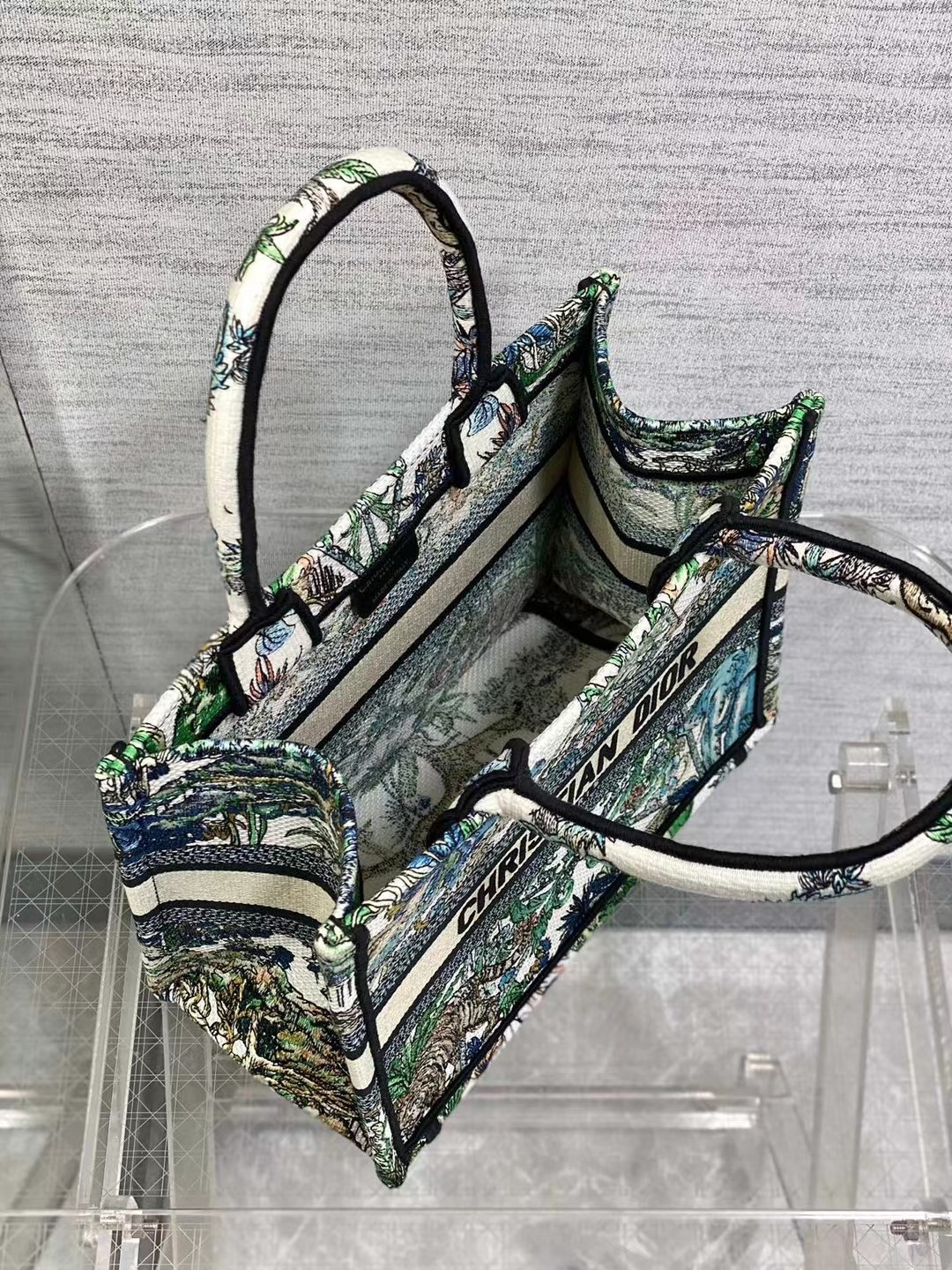 small D*or book tote
