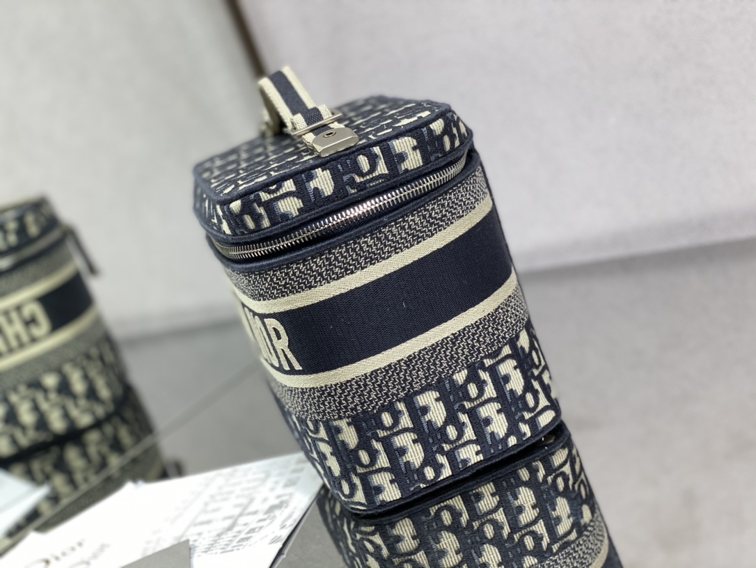 D*or travel vanity