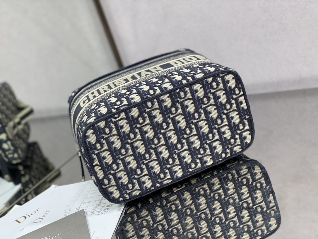 D*or travel vanity