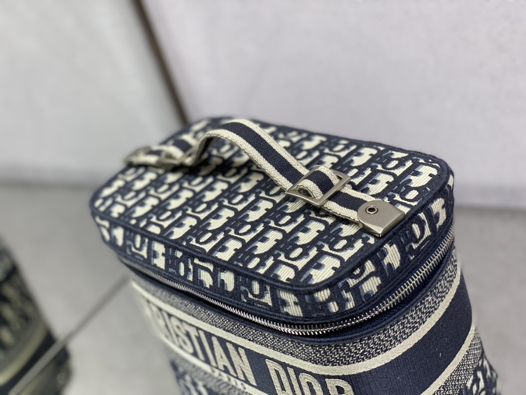 D*or travel vanity