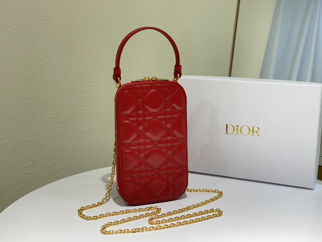 lady D*or phone holder
