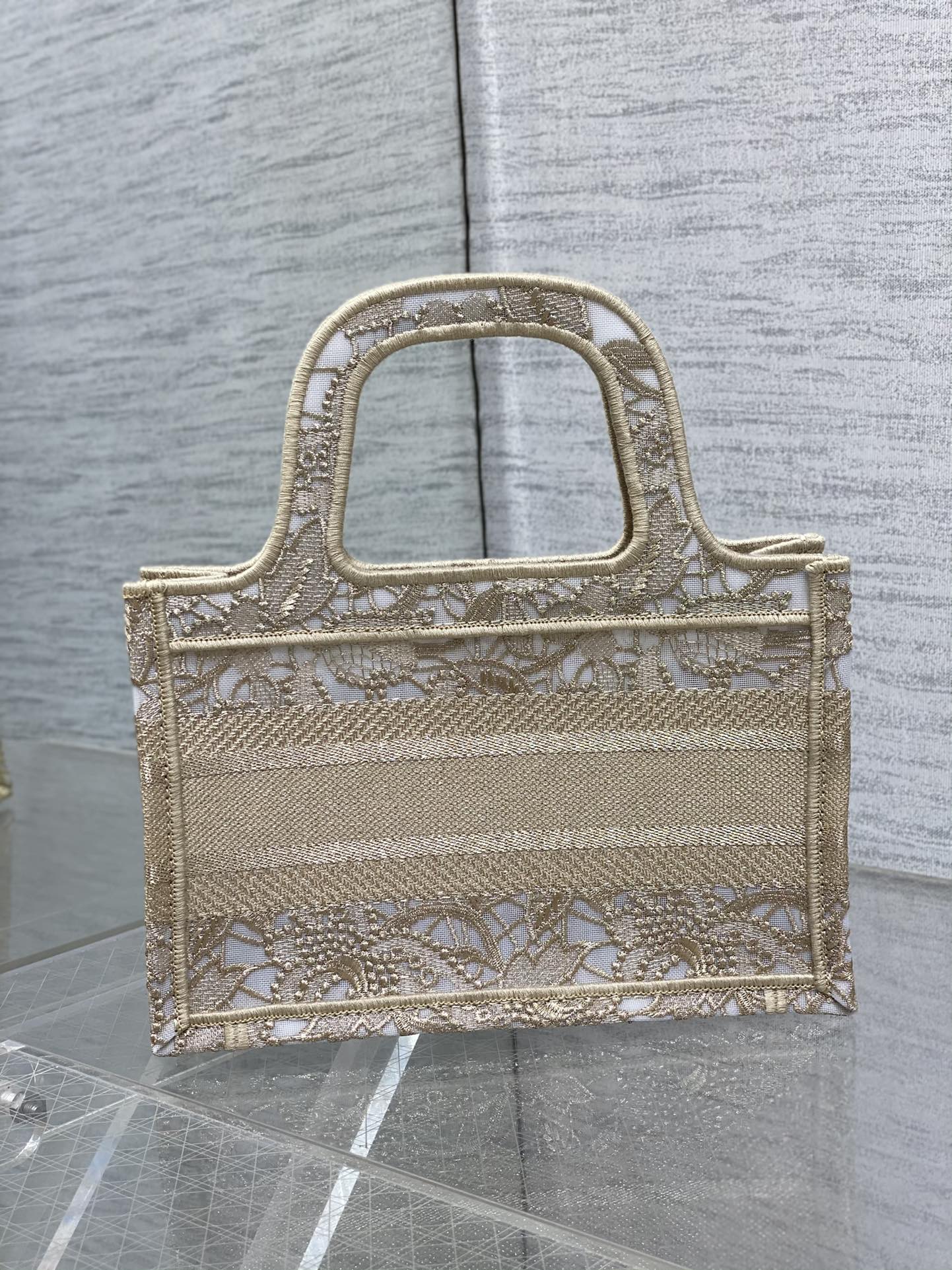 D*or book tote mini