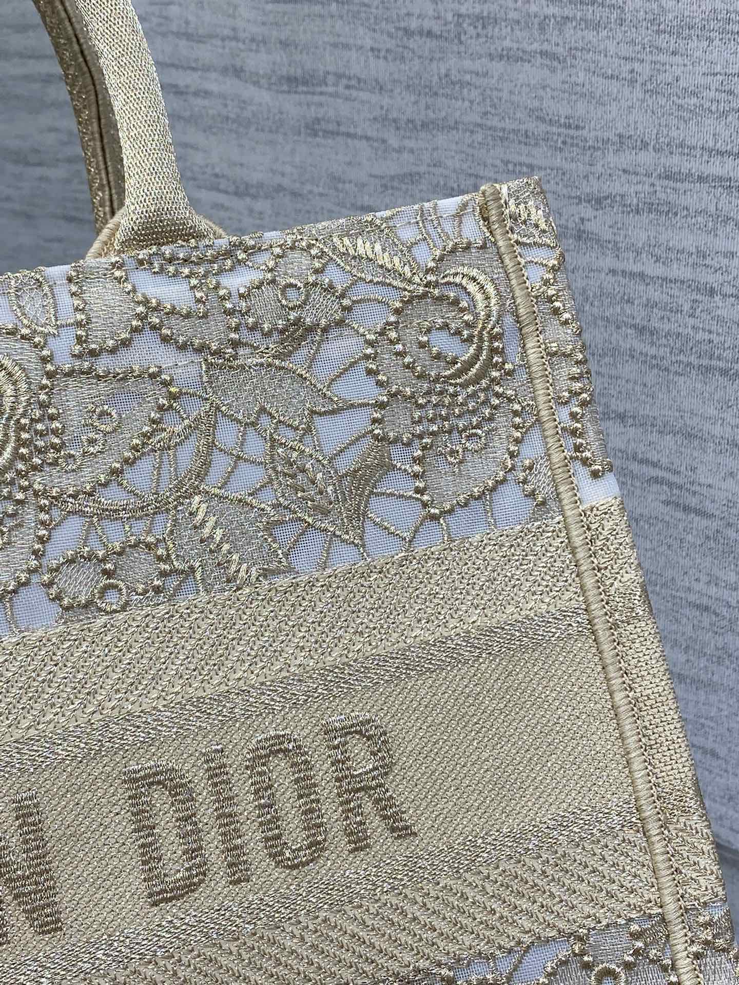 medium D*or book tote