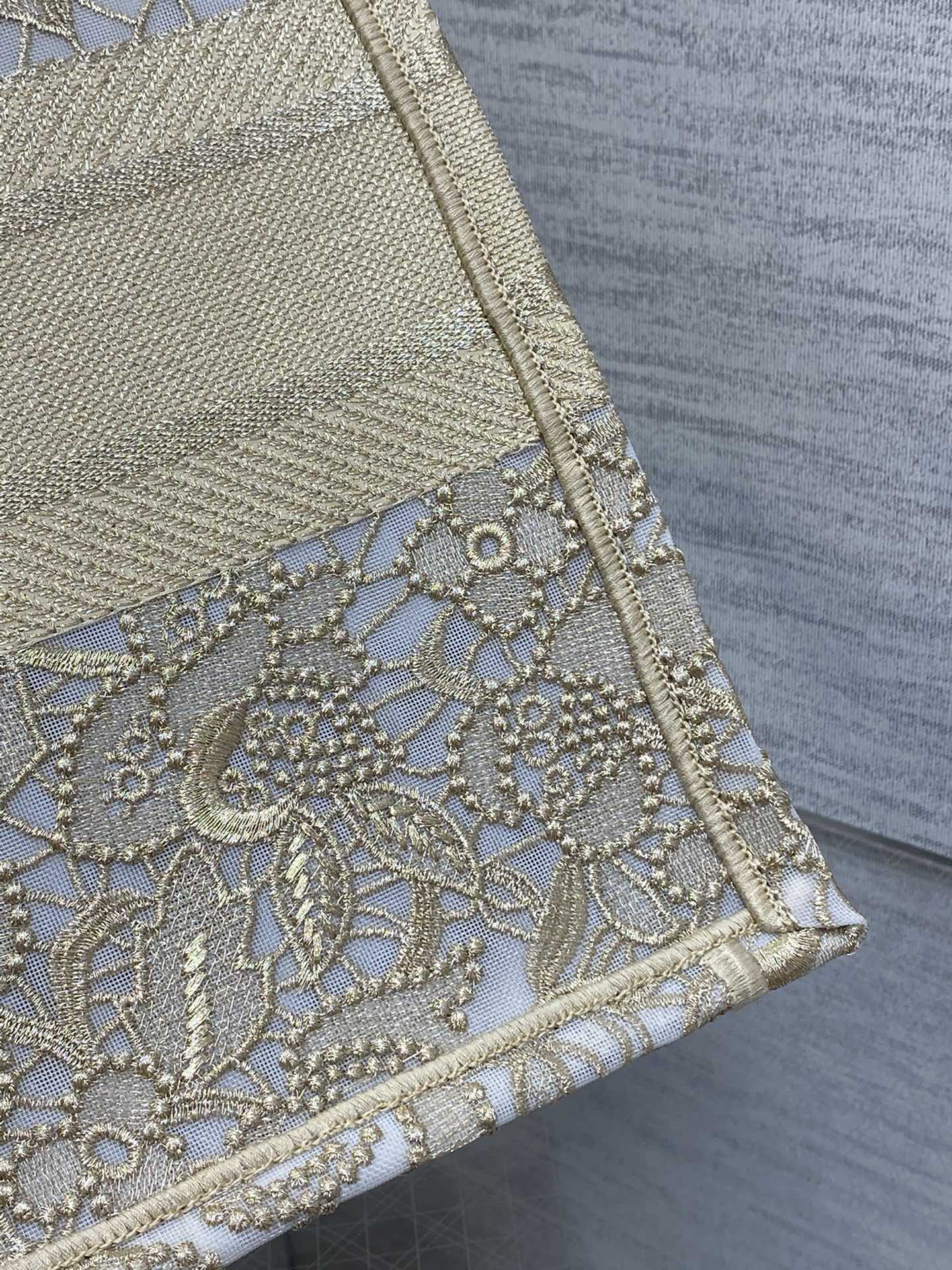 medium D*or book tote