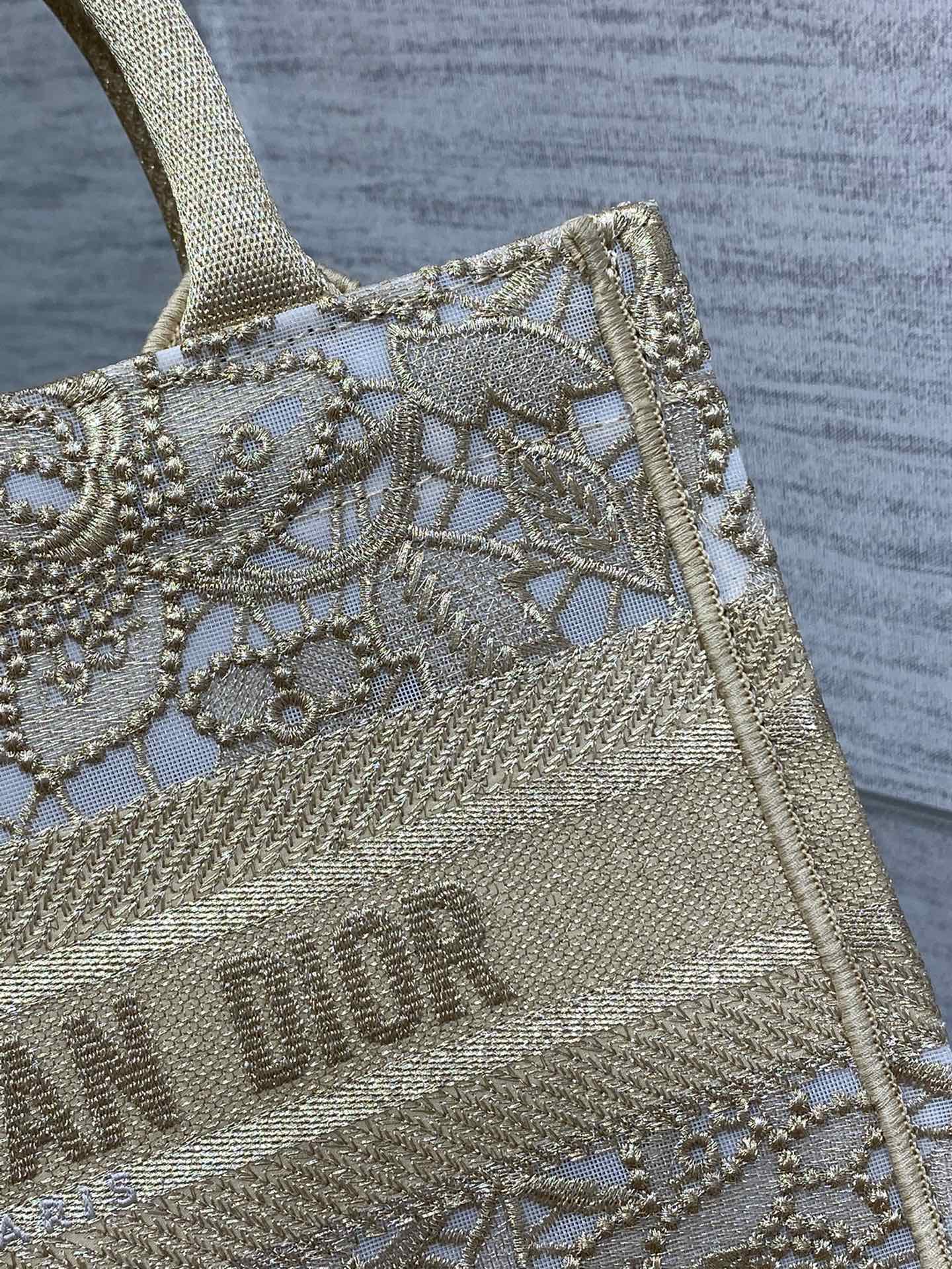 small D*or book tote