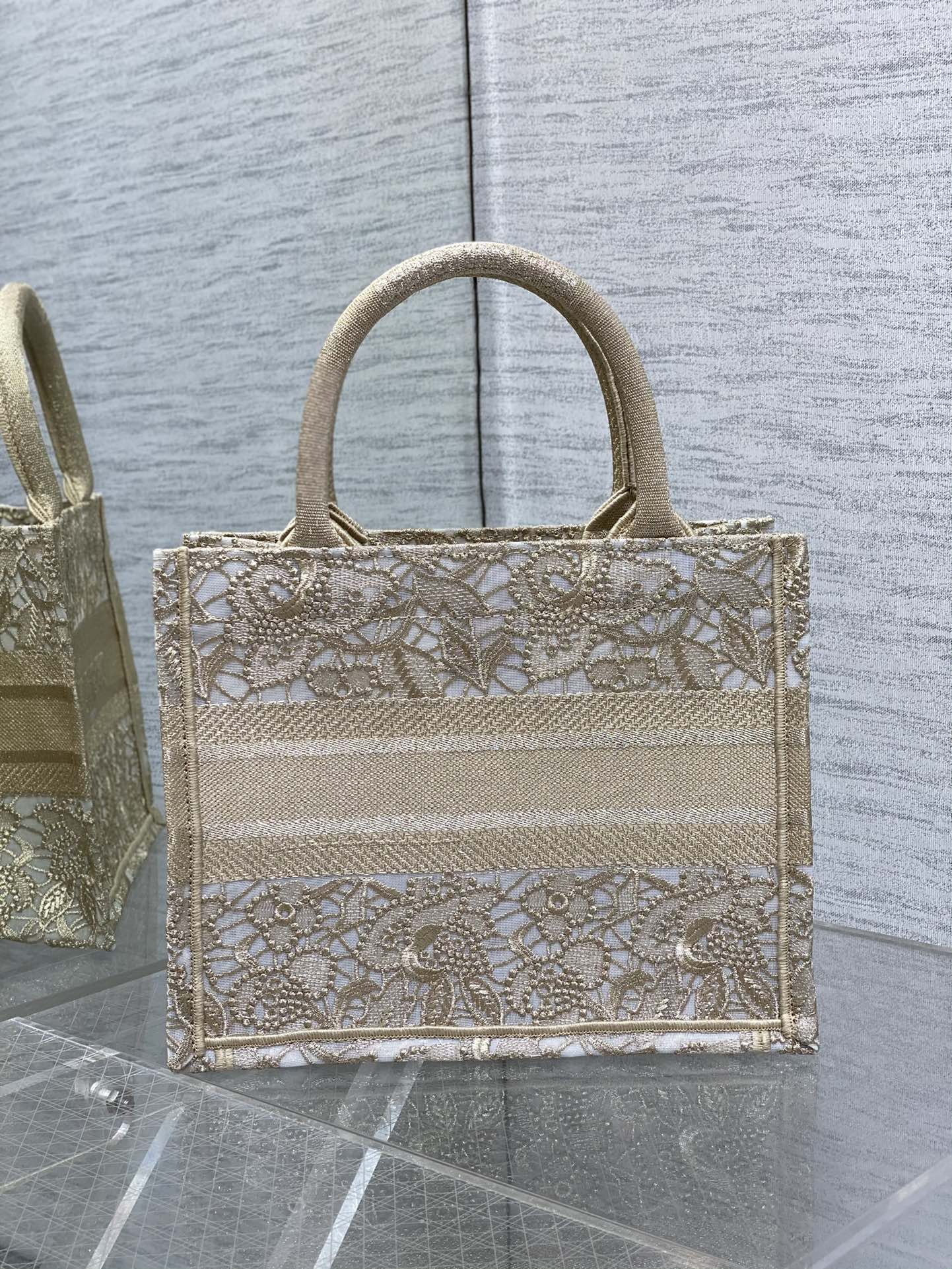 small D*or book tote