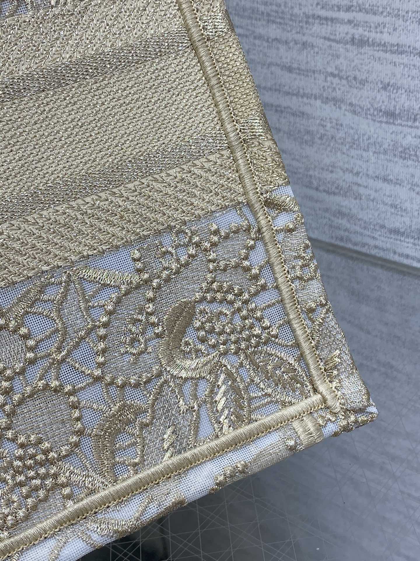 small D*or book tote
