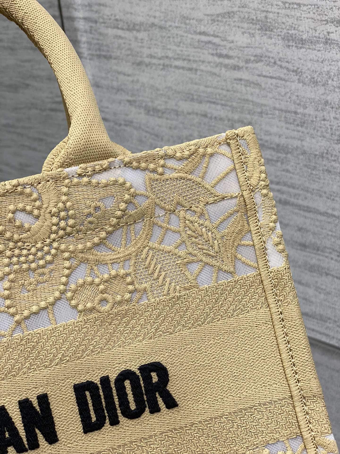small D*or book tote