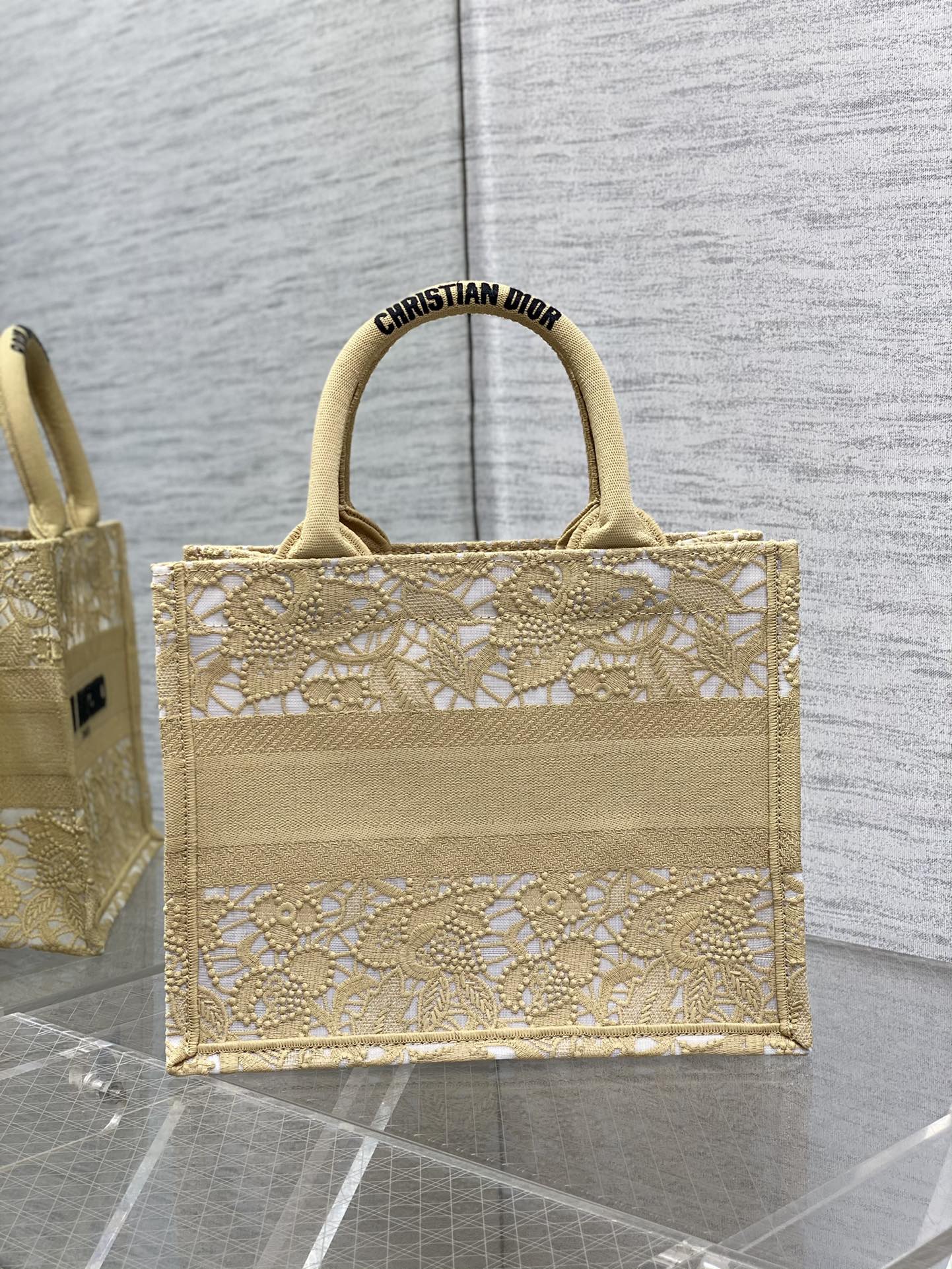 small D*or book tote