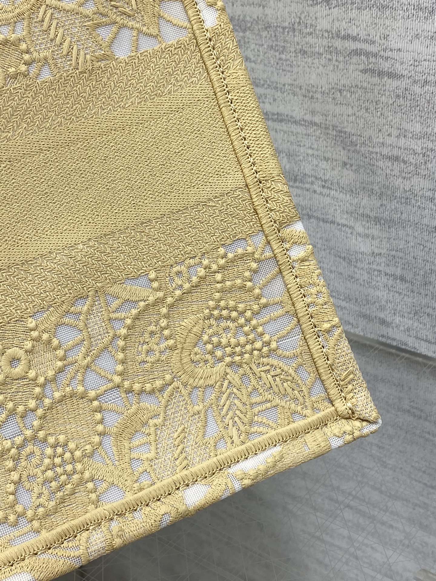 small D*or book tote