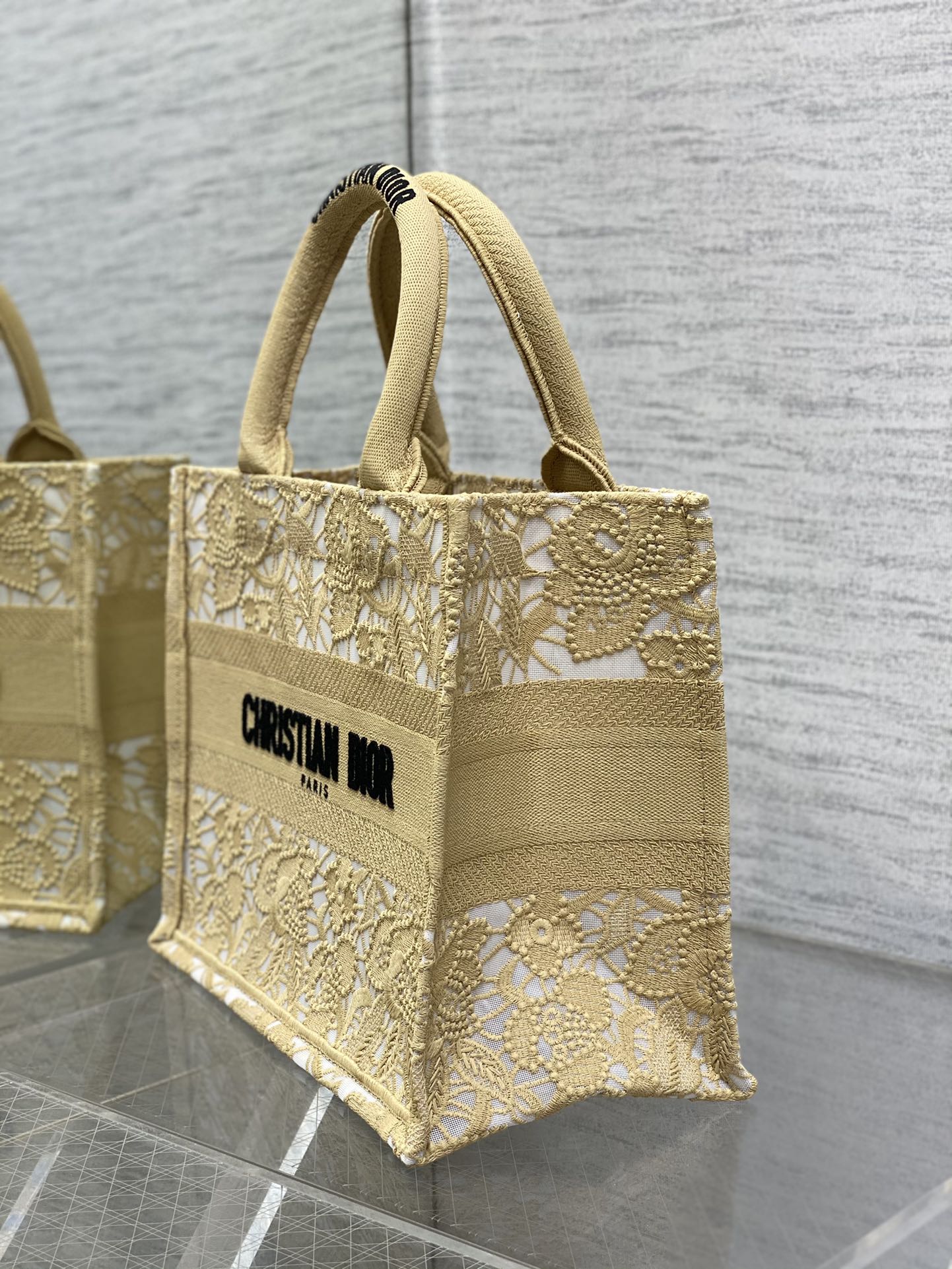 small D*or book tote