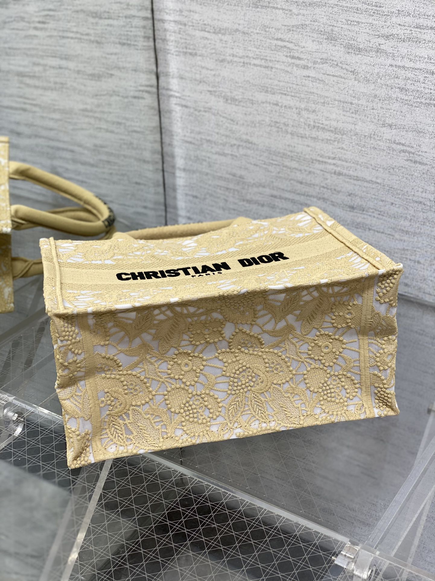 small D*or book tote