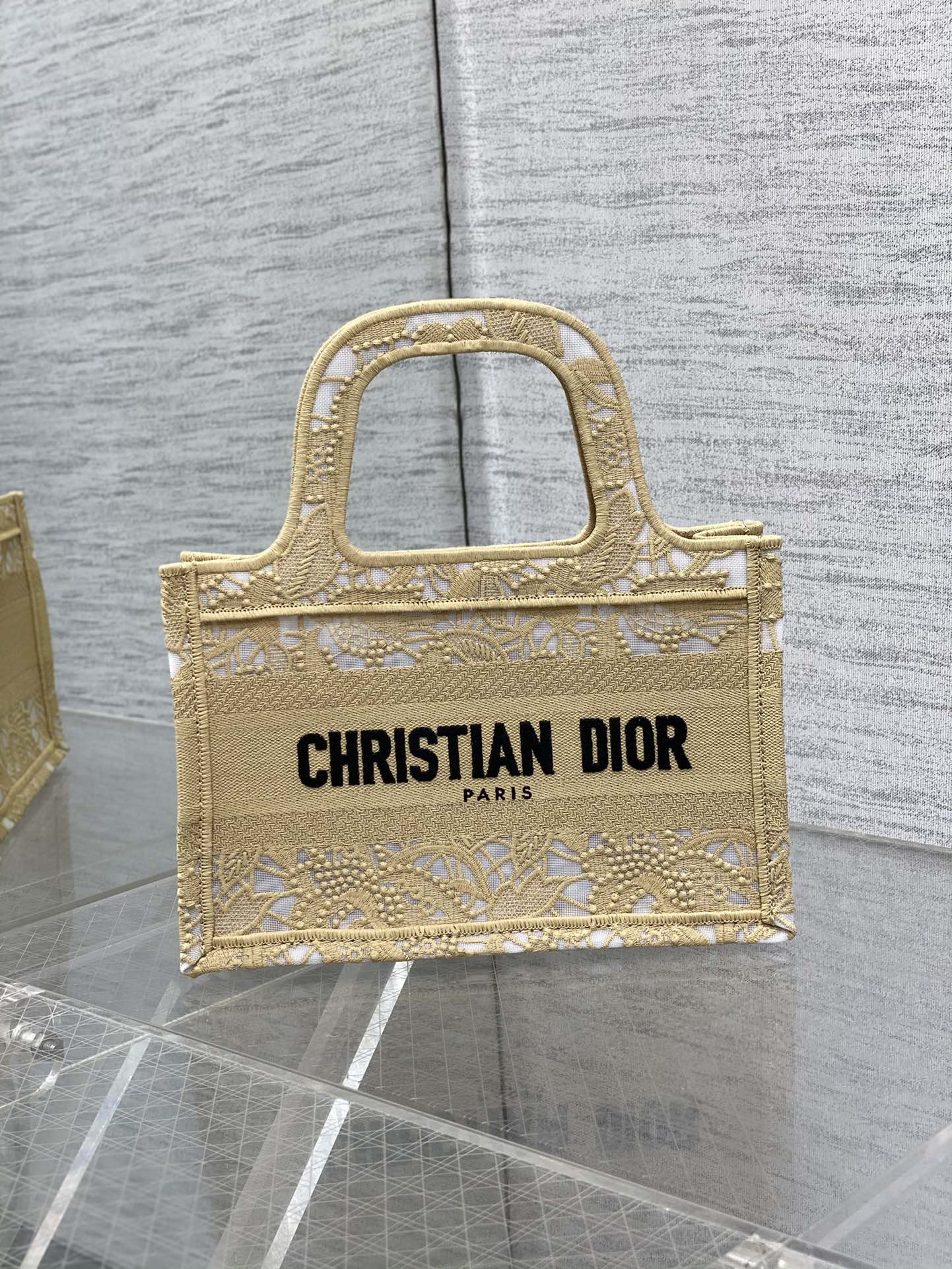 D*or book tote mini