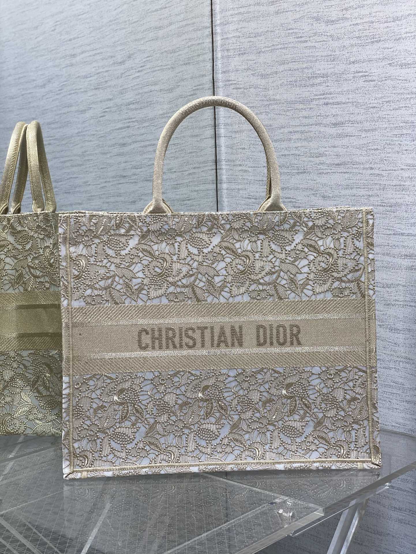 large D*or book tote
