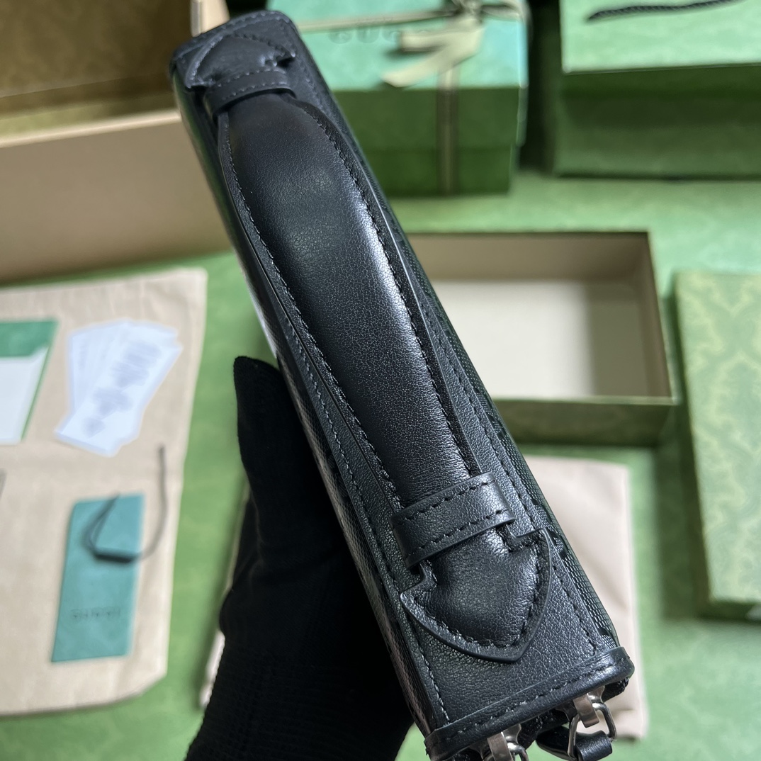G*u*i jumbo gg travel document case