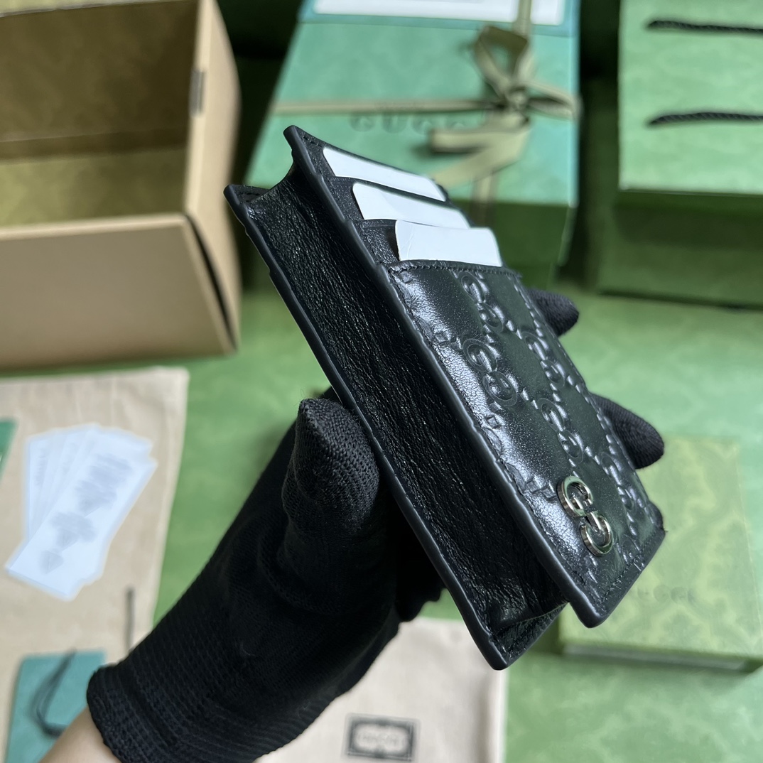 G*u*i signature card case