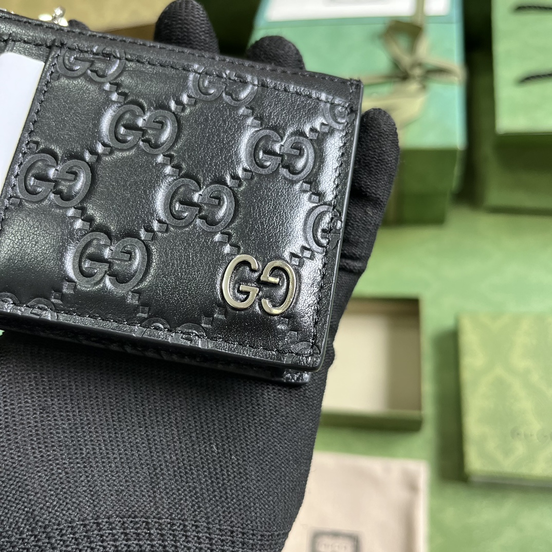 G*u*i signature card case