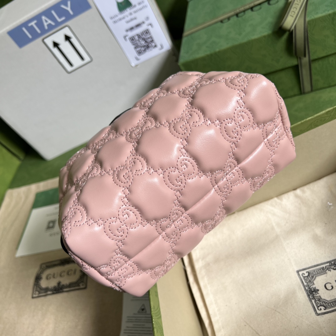 G*u*i gg matelassé beauty case
