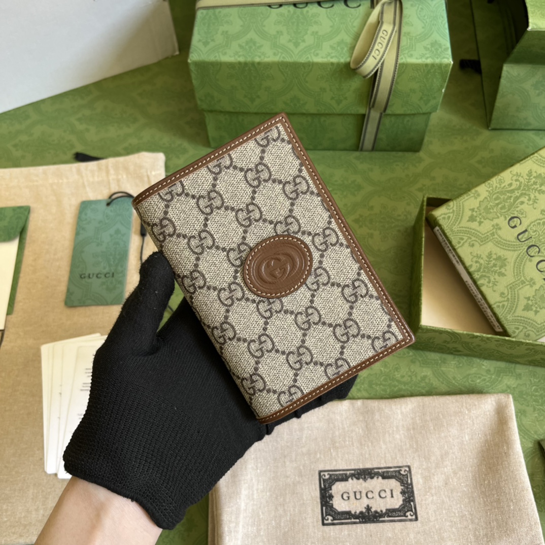 G*u*i gg passport case with interlocking g