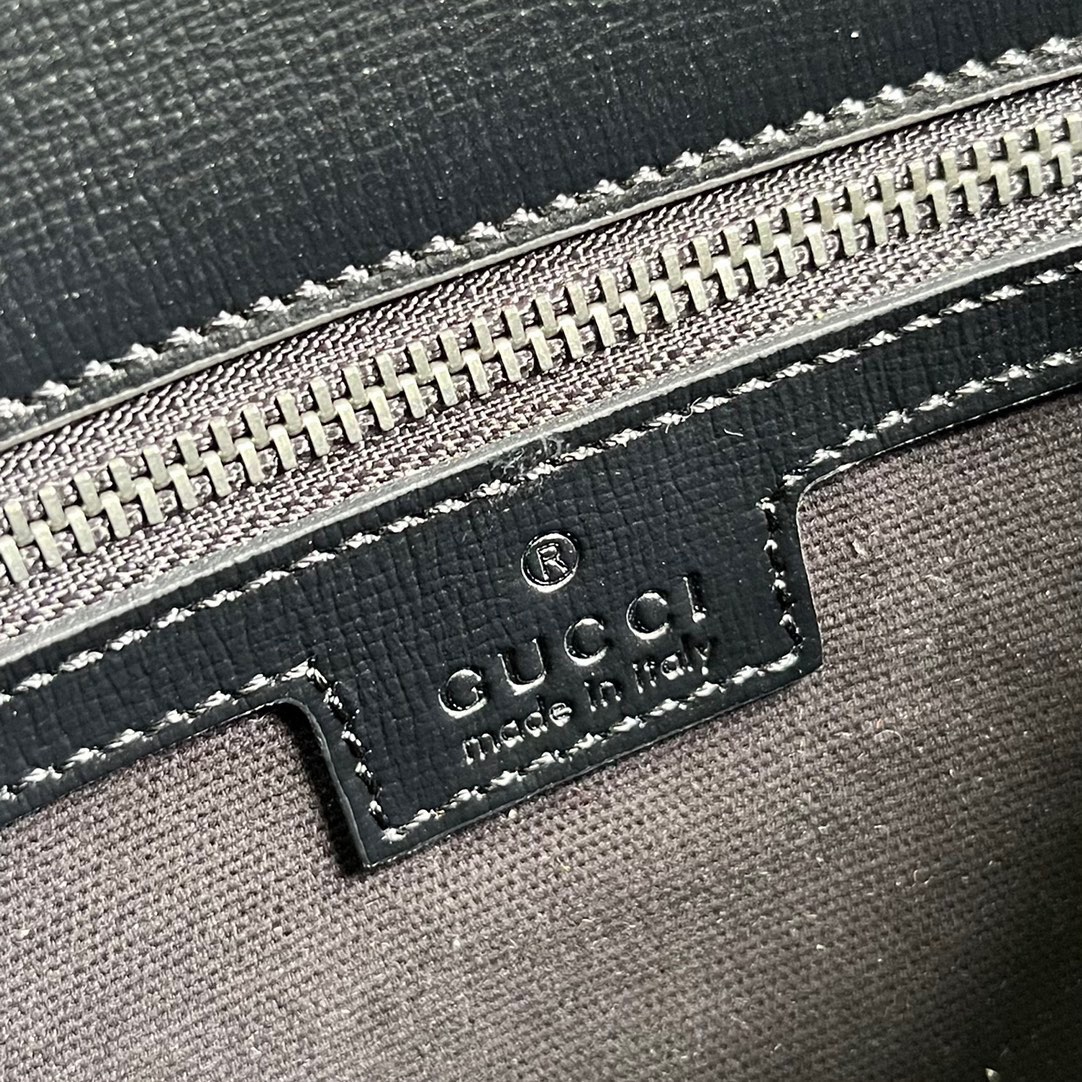 G*u*i gg messenger bag with interlocking g