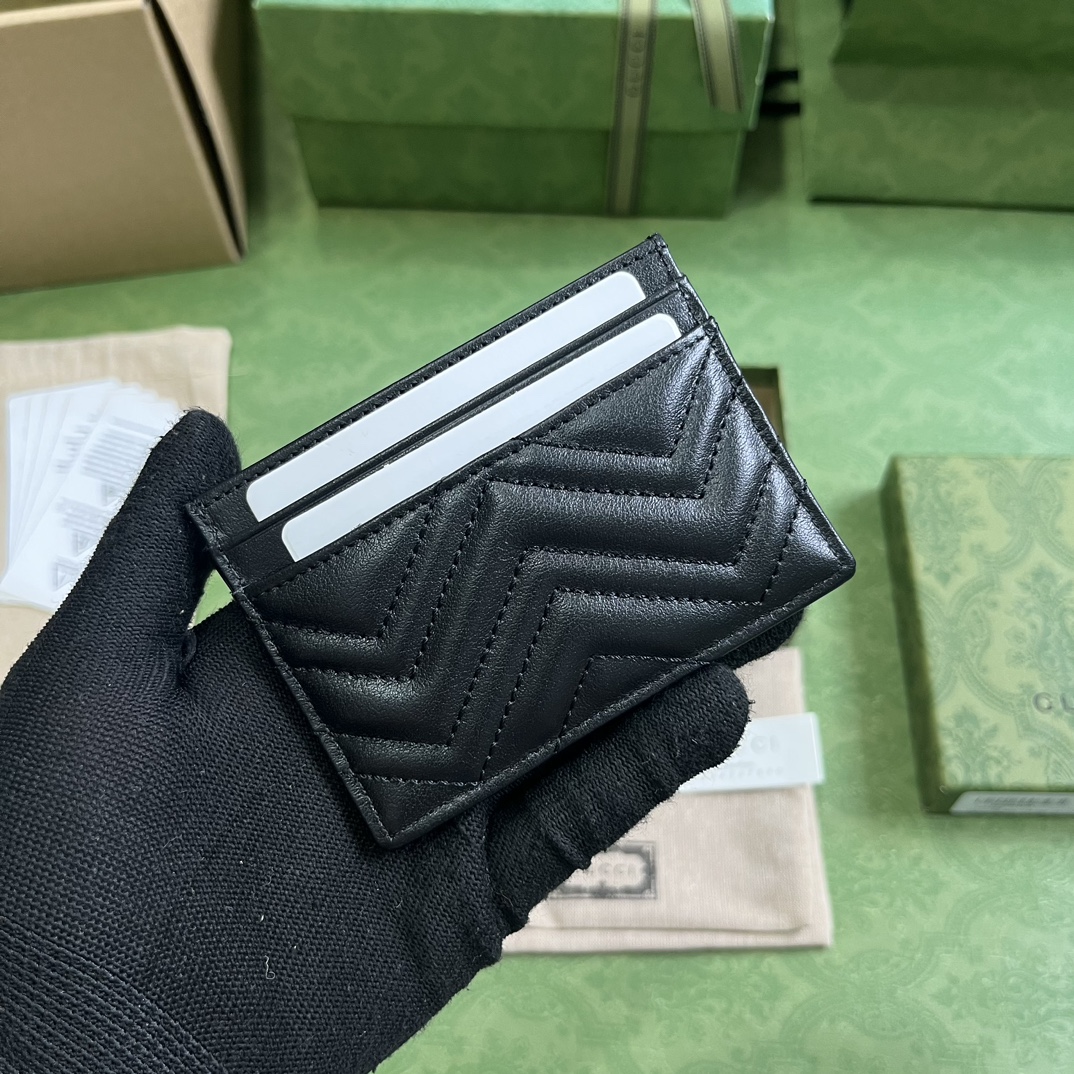 G*u*i card holder
