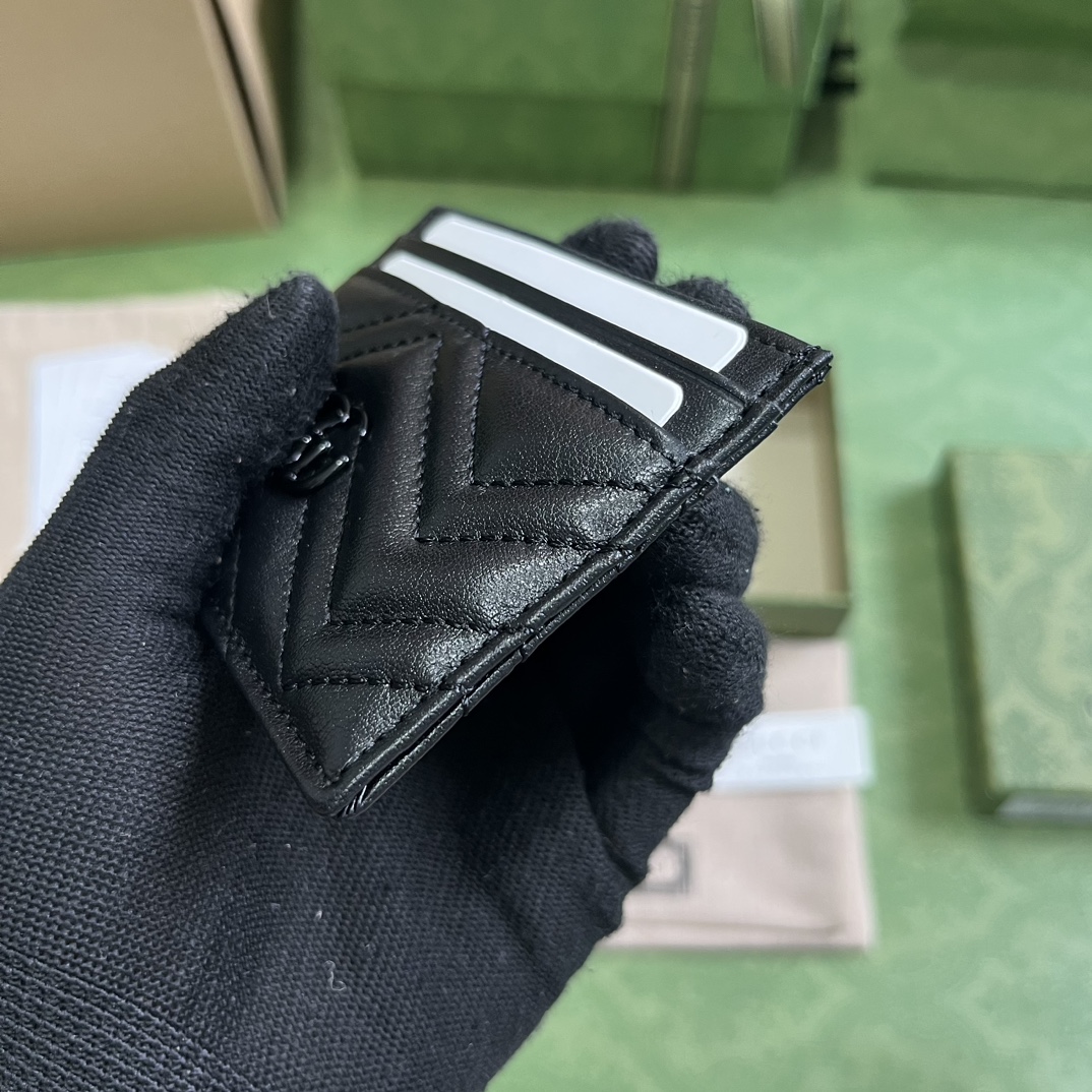 G*u*i card holder