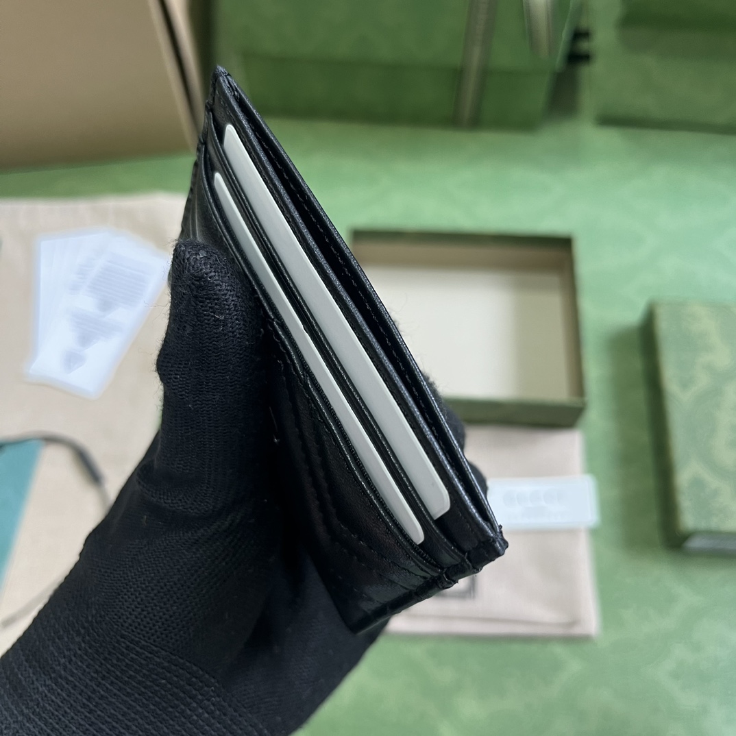 G*u*i card holder