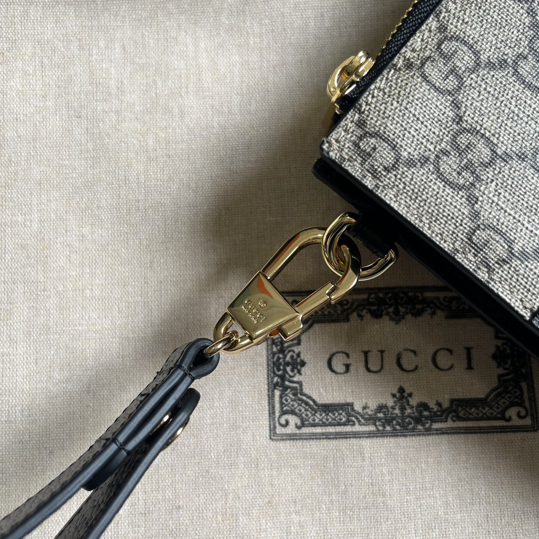 G*u*i pouch with cut-out interlocking g