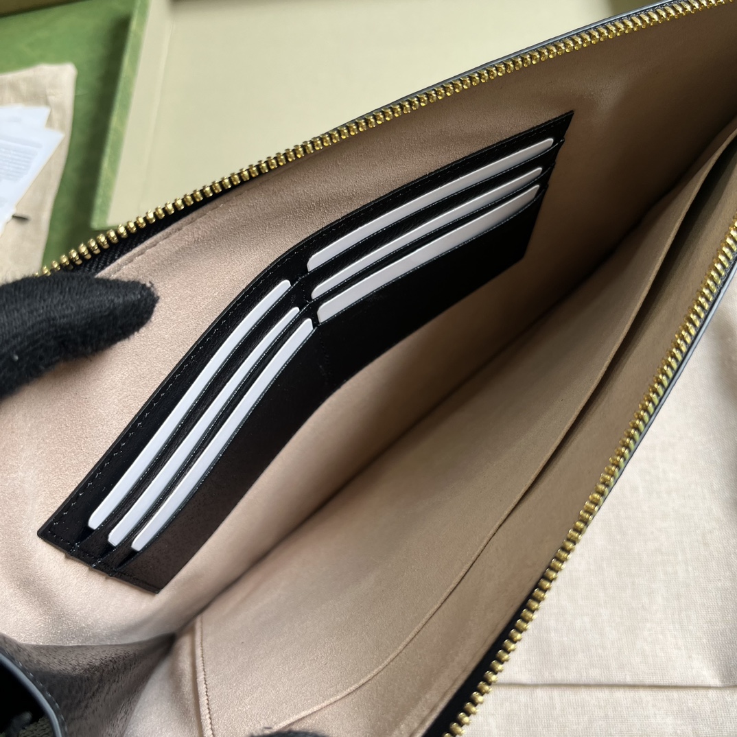 G*u*i pouch with cut-out interlocking g