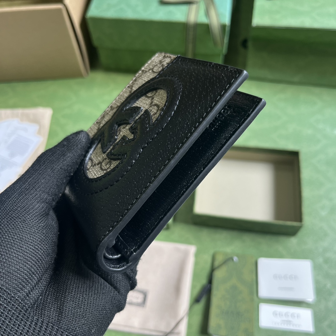 WALLET WITH CUT-OUT INTERLOCKING G