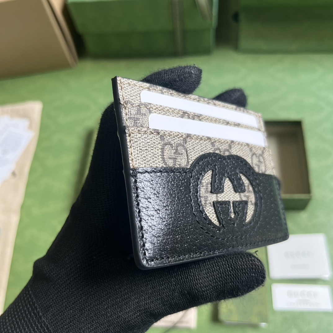 G*u*i card holder