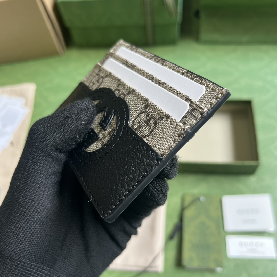 G*u*i card holder