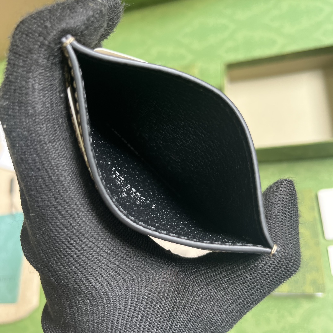 G*u*i card holder