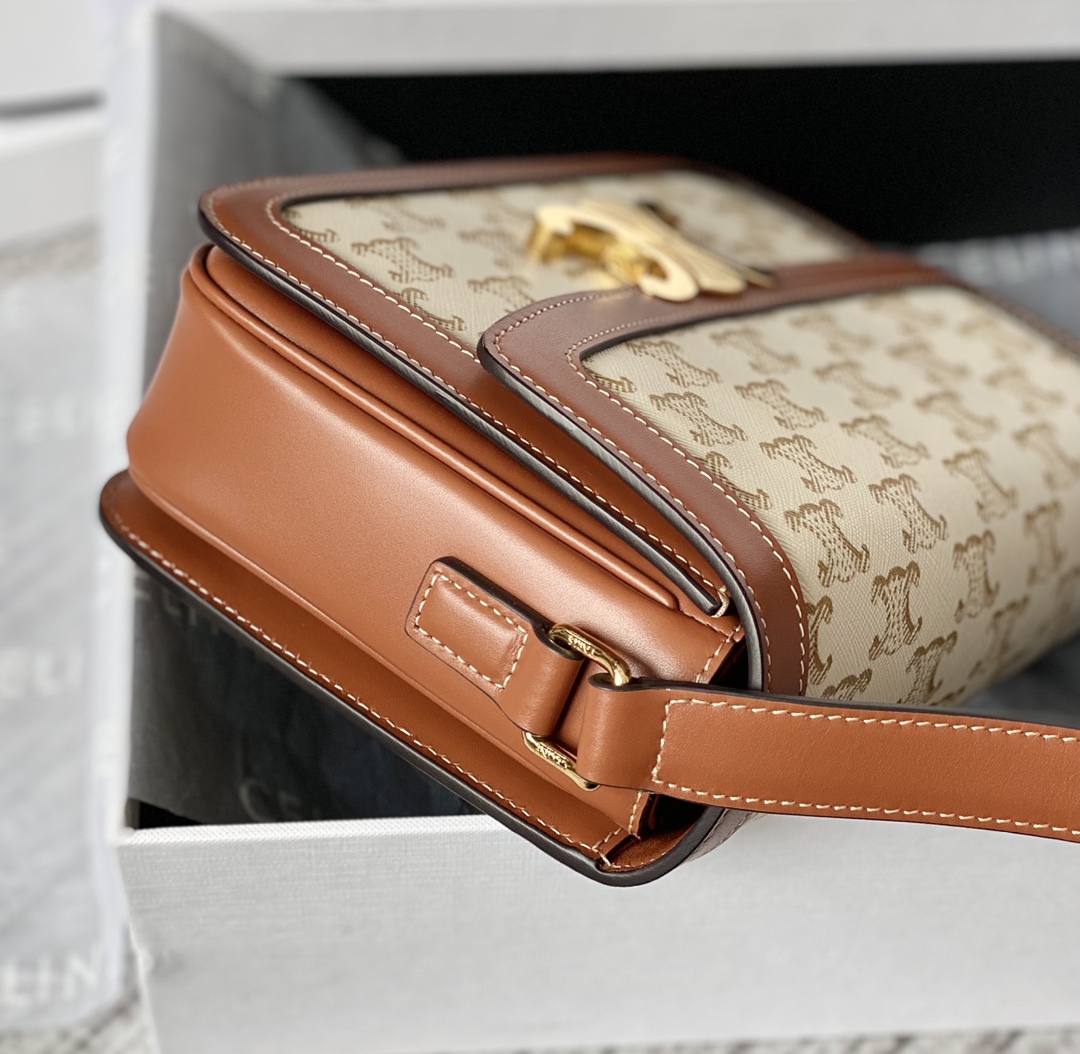 Ce**e classique triomphe bag