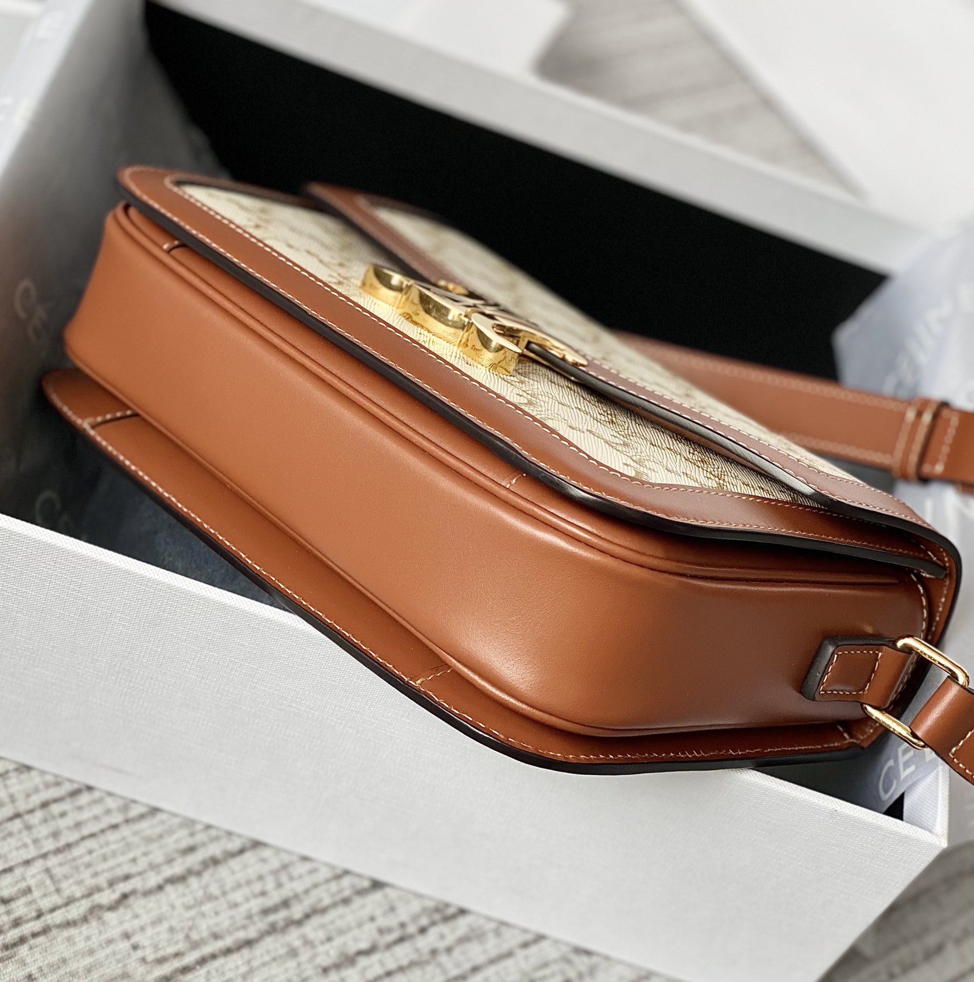 Ce**e classique triomphe bag