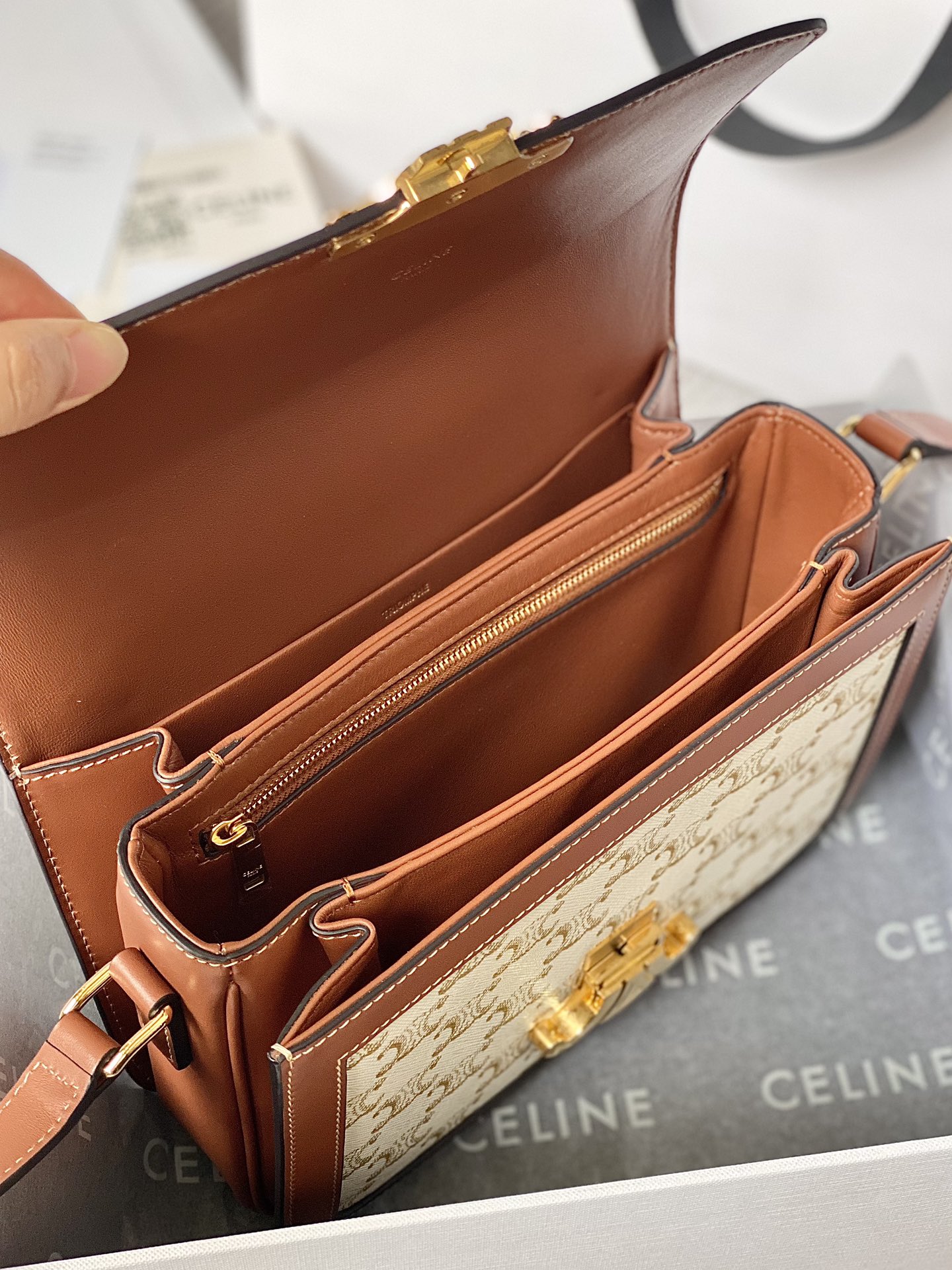 Ce**e classique triomphe bag