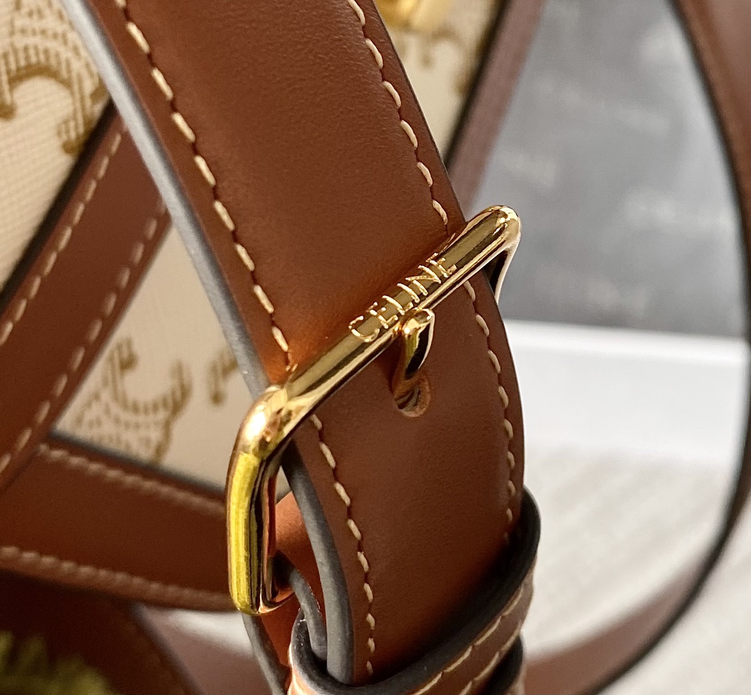Ce**e classique triomphe bag