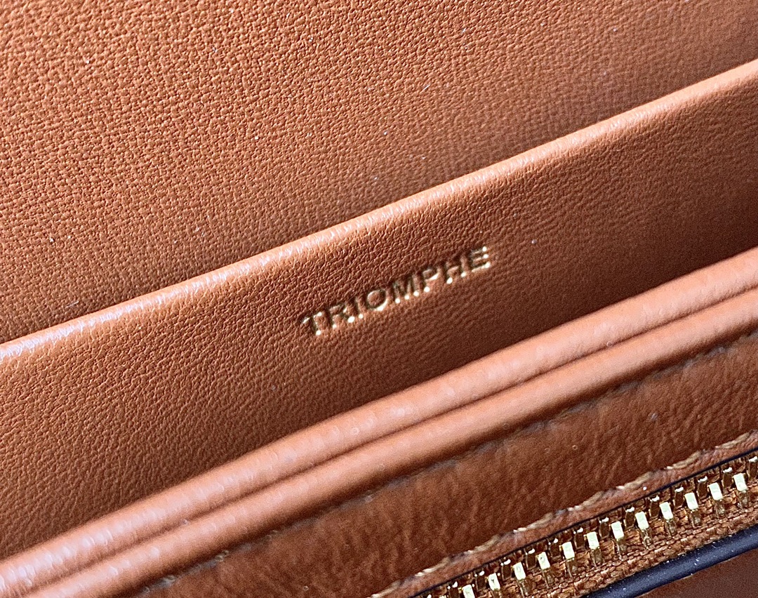 Ce**e classique triomphe bag