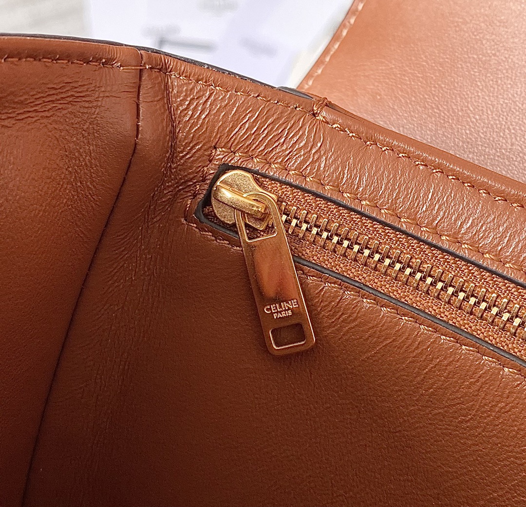 Ce**e classique triomphe bag