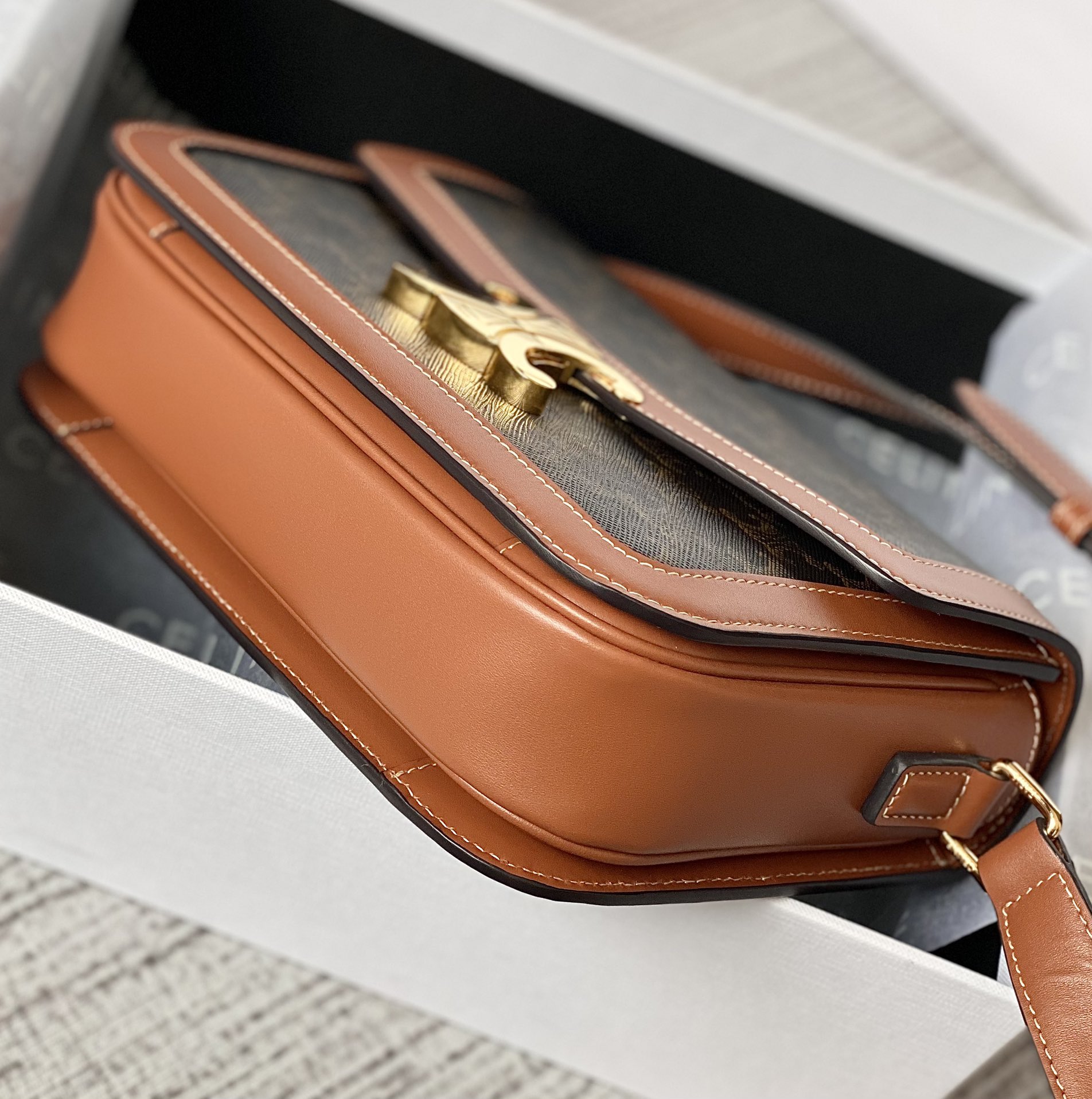 Ce**e classique triomphe bag