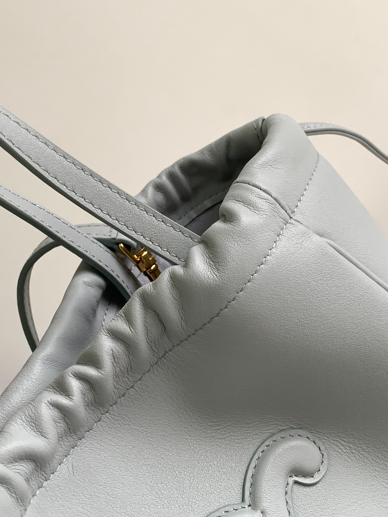 Ce**e small cabas drawstring cuir triomphe