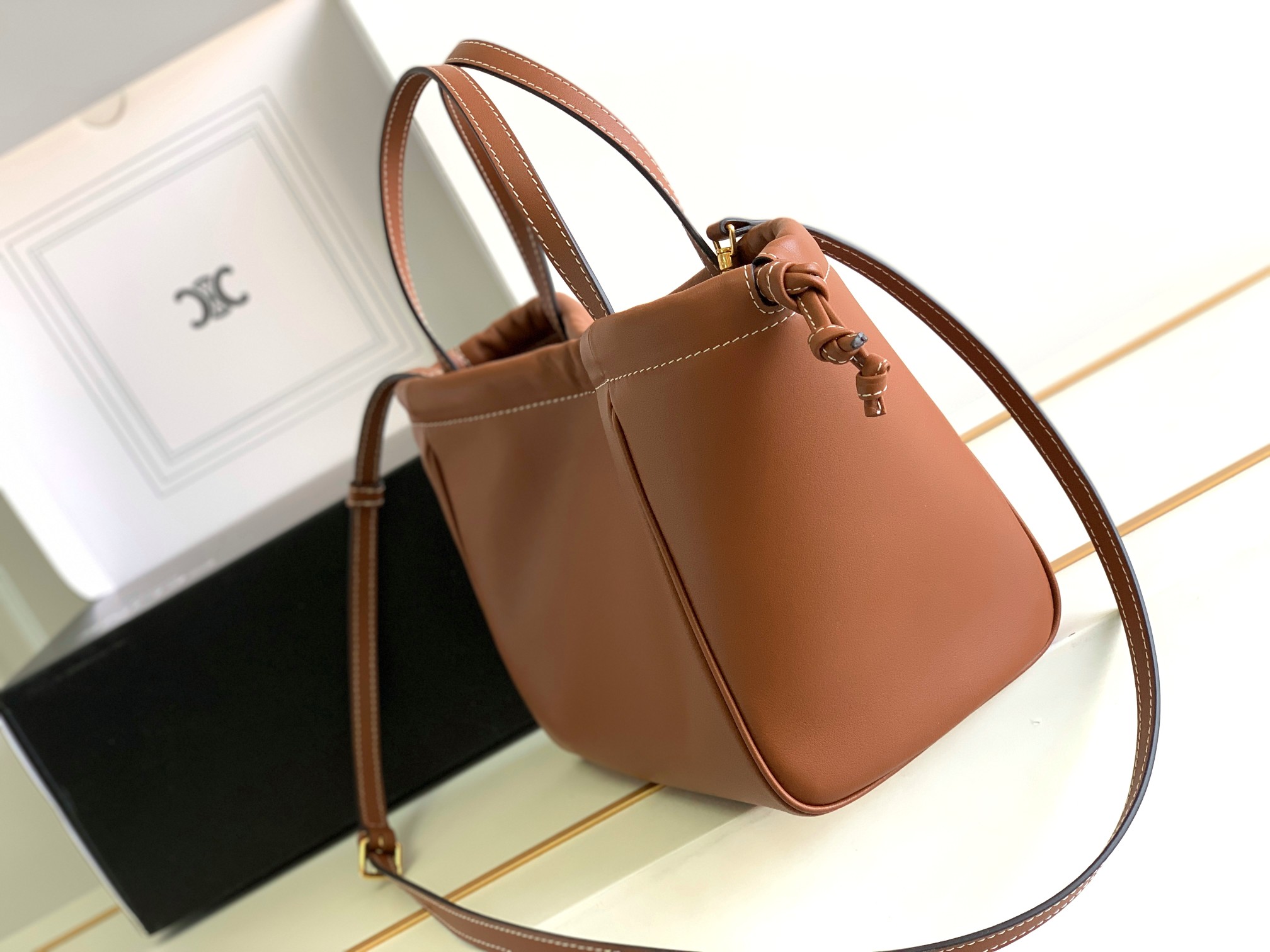 Ce**e small cabas drawstring cuir triomphe