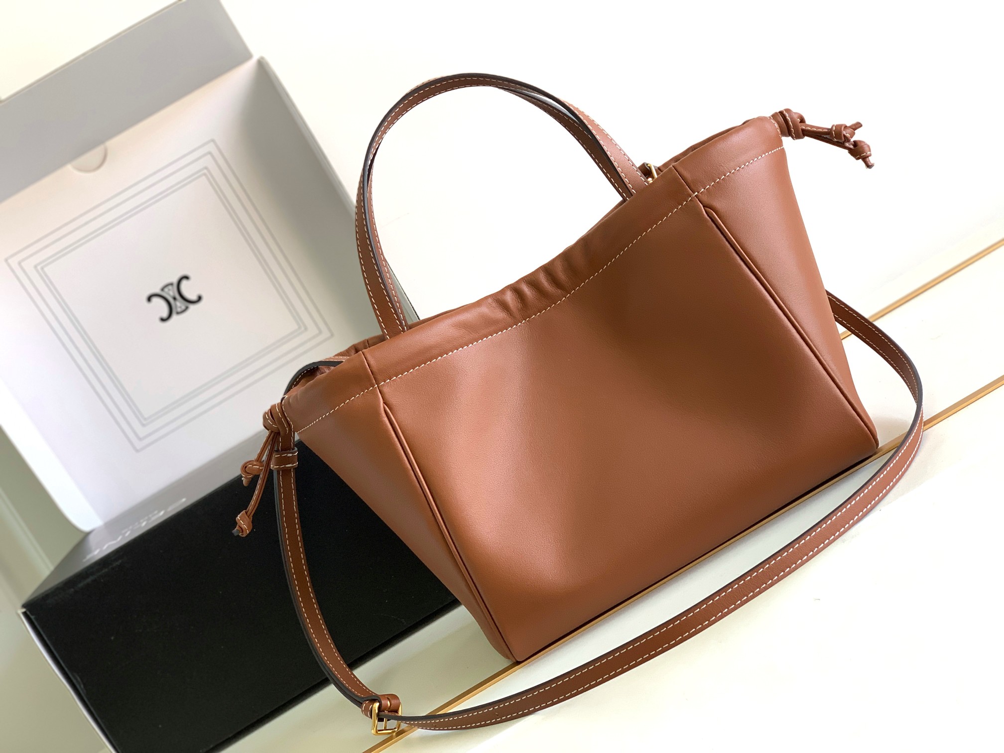 Ce**e small cabas drawstring cuir triomphe