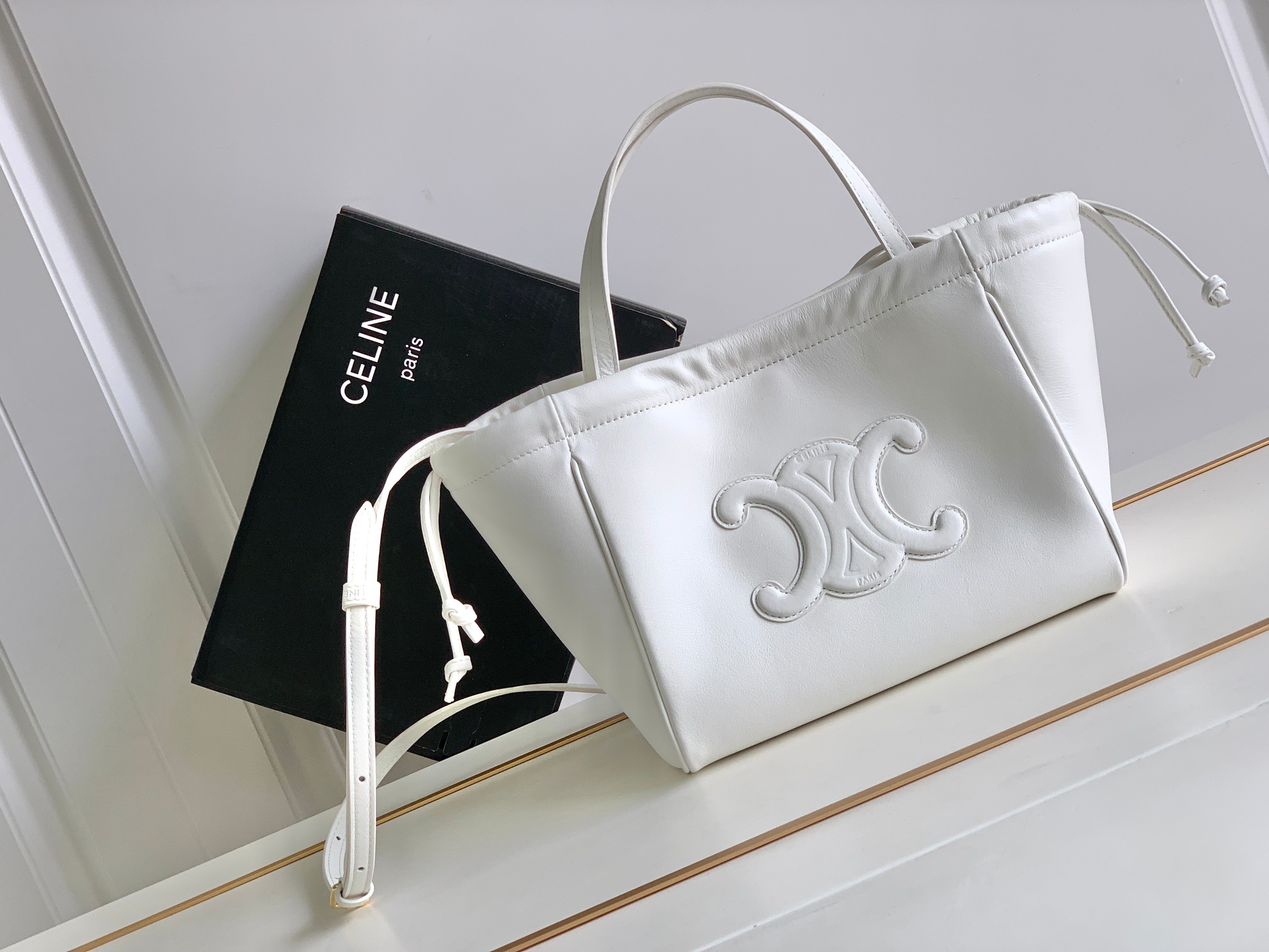 Ce**e small cabas drawstring cuir triomphe