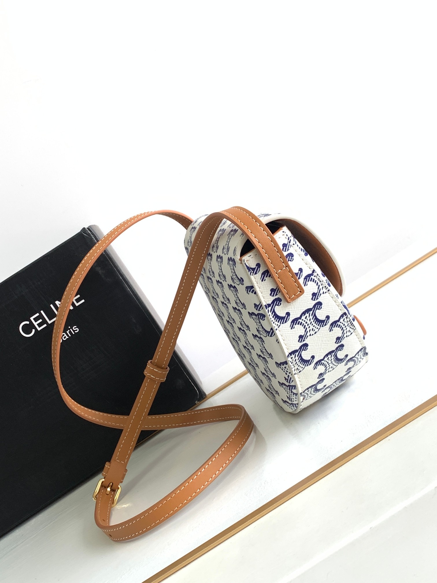 Ce**e besace cuir triomphe