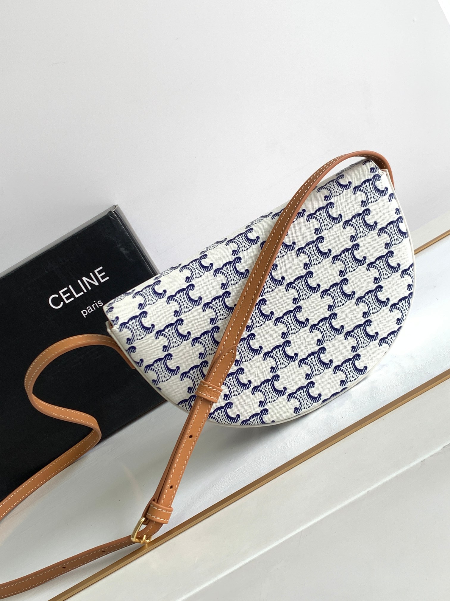 Ce**e besace cuir triomphe